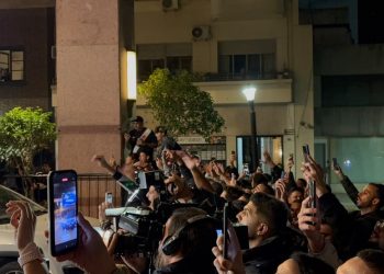 Torcida recebe o elenco vascaíno com muita festa em Buenos Aires