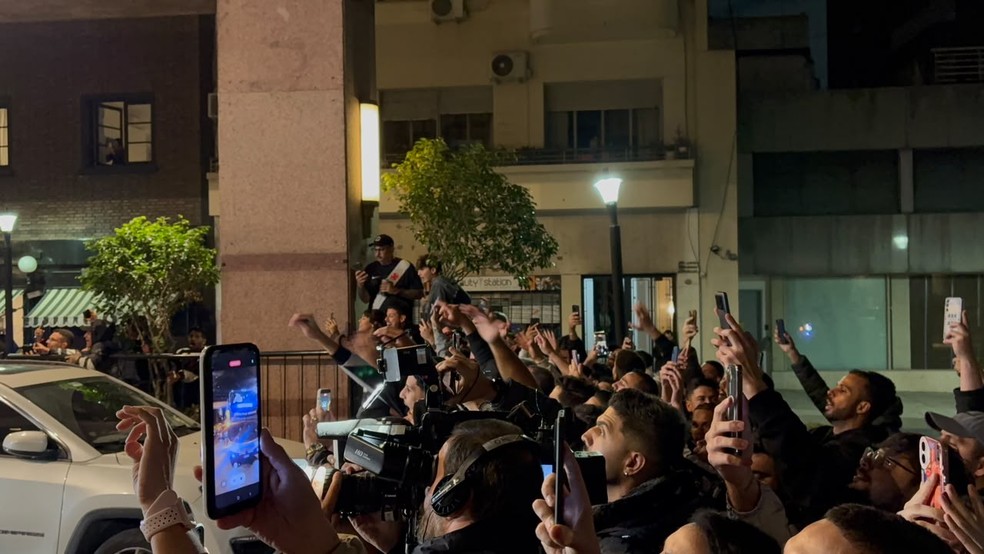 Torcida recebe o elenco vascaíno com muita festa em Buenos Aires