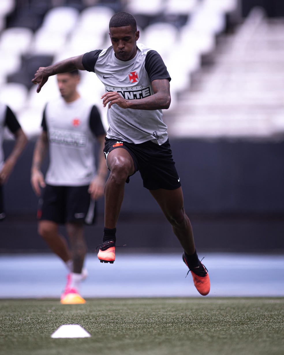 Elenco do Vasco treinou no Engenhão nesta 3ª-feira para se adaptar ao gramado sintético