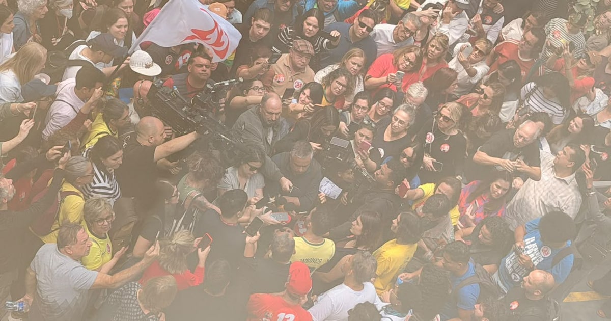 Janones é recebido por apoiadores ao ter alta hospitalar e compara Lula a Messi