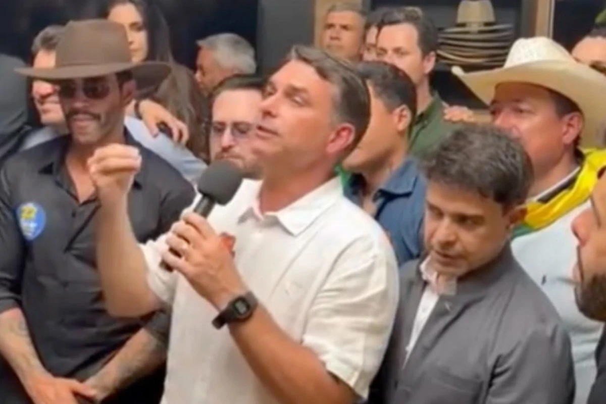 O que Flávio Bolsonaro foi fazer com os maiores nomes do sertanejo em Goiás?
