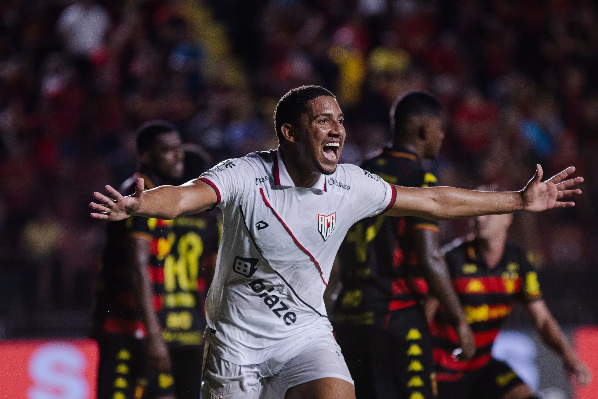 Atlético-GO encaminha saída de atacante por empréstimo para clube de Portugal