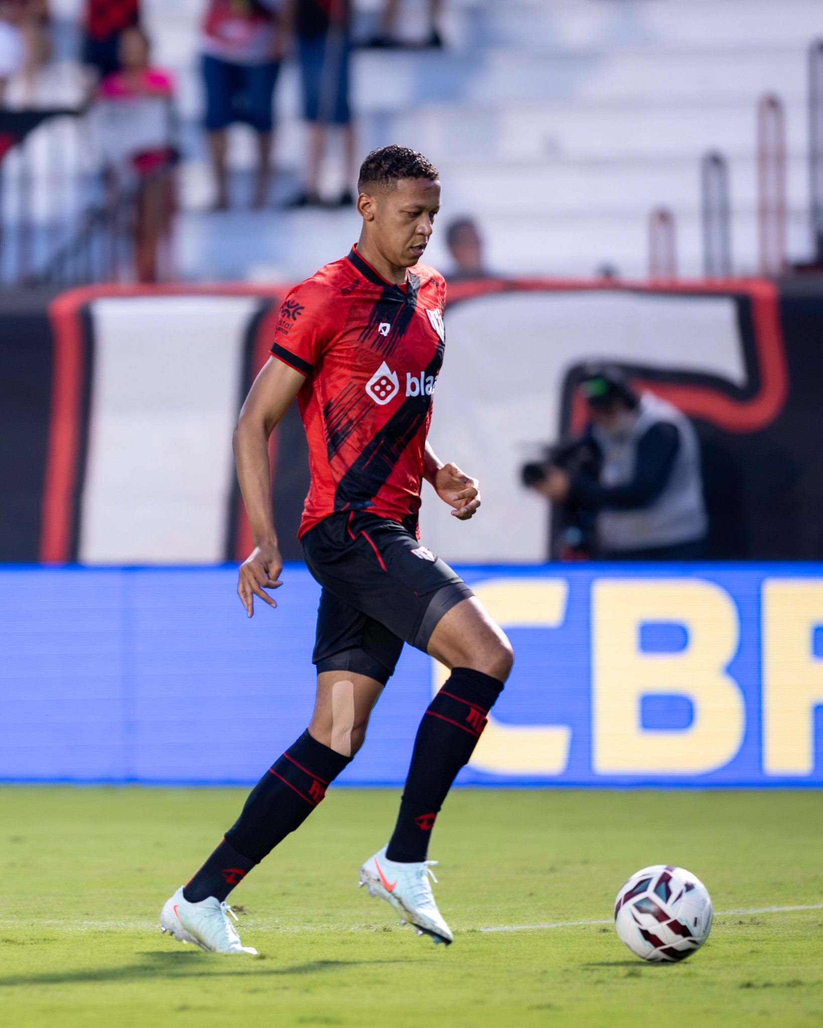Atlético-GO x Goiás: Adriano Martins vira dúvida para o clássico