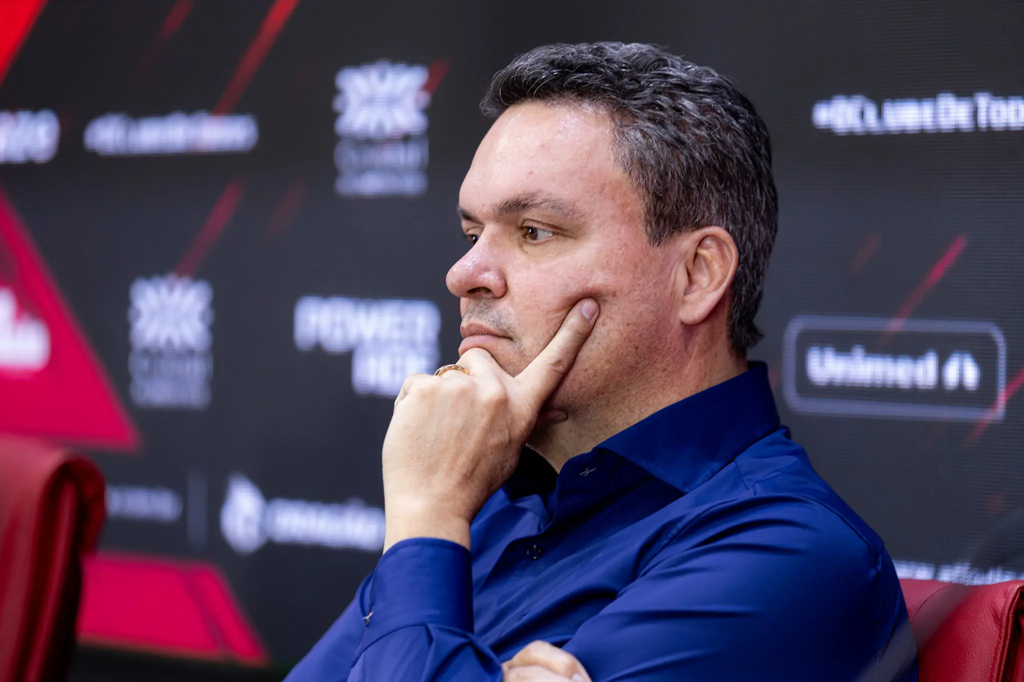 Após tropeços, Adson Batista promete “casa em ordem” e cobra foco total do Atlético-GO no acesso