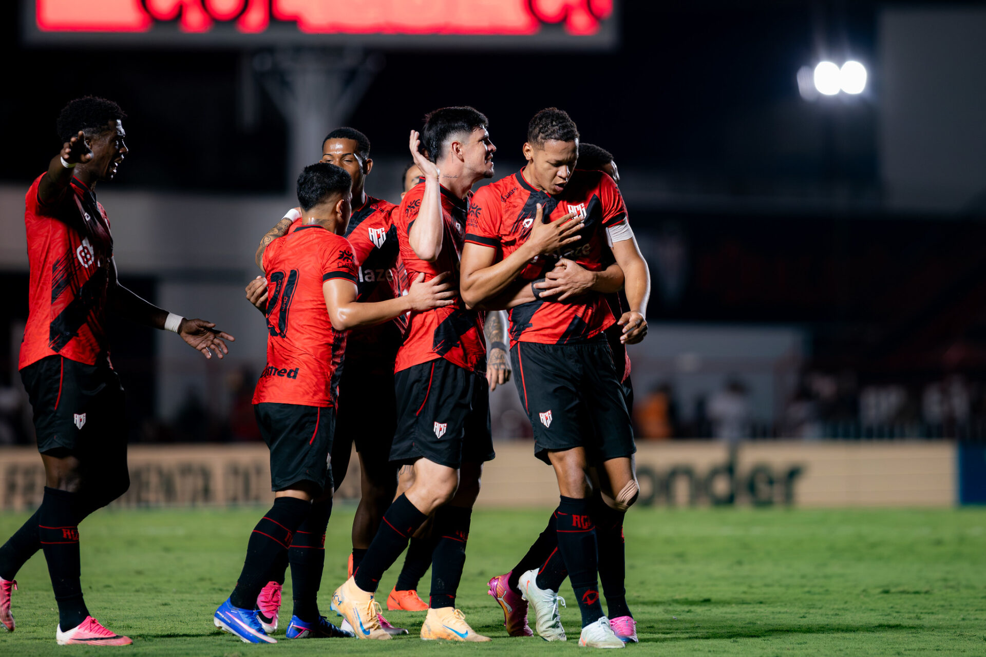 Atlético-GO perde controle do próprio destino e liga sinal de alerta