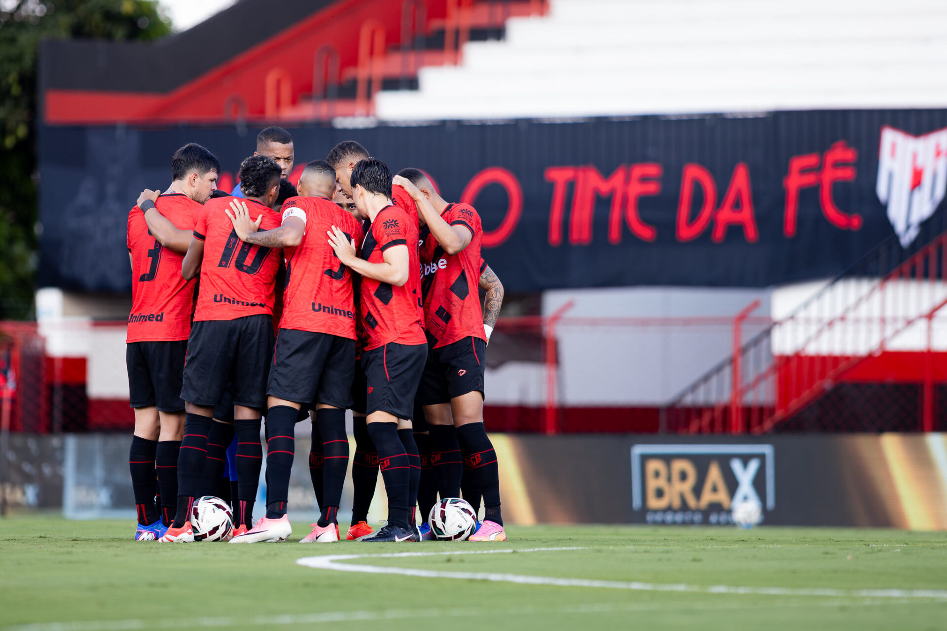 Junior Barreto cumpre suspensão e obriga mudança na zaga do Atlético-GO