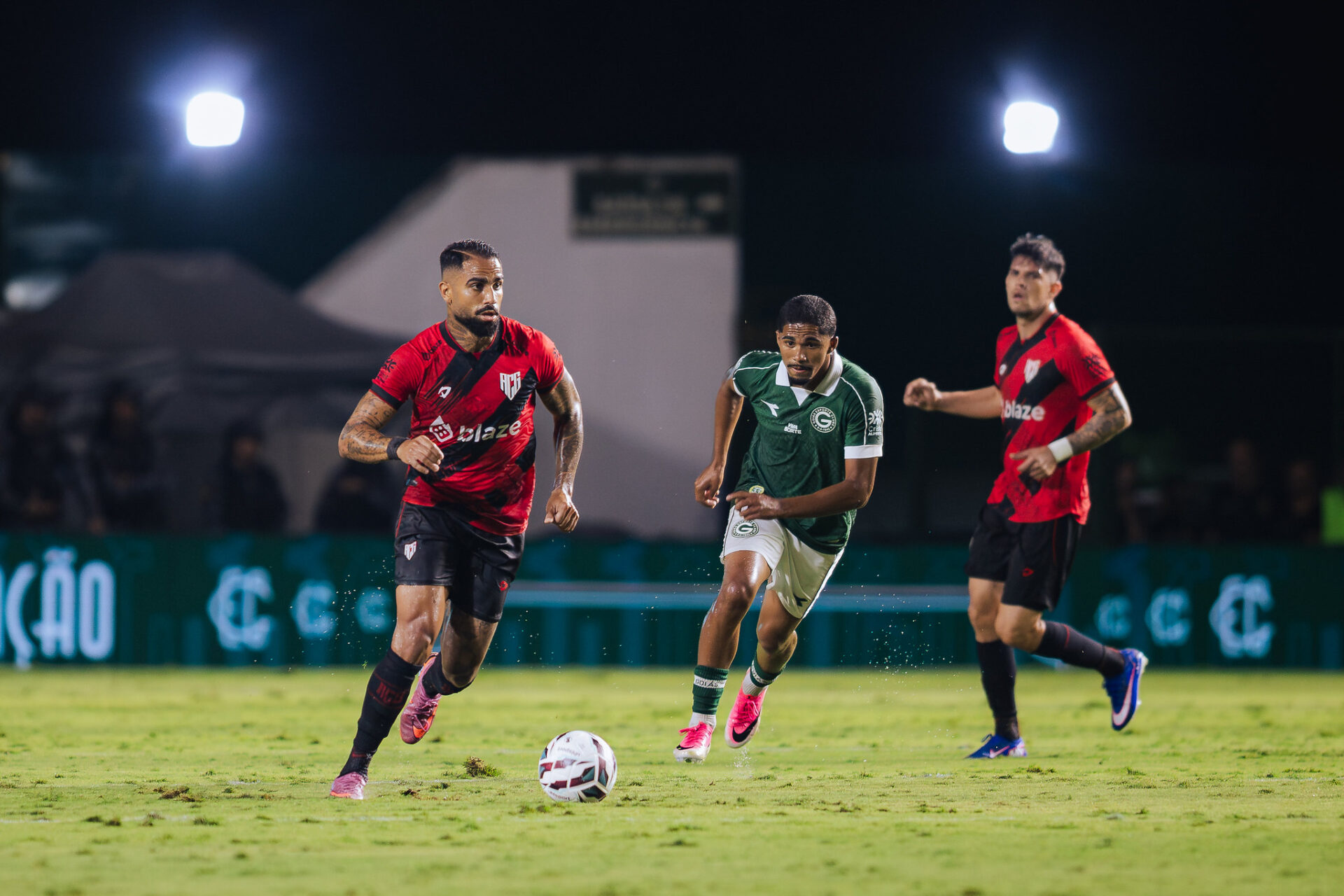 Atlético-GO vive verdadeira montanha-russa na Série B por acesso