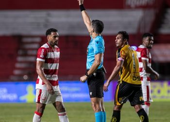 Náutico x Vila Nova: Pivetti muda escalação por causa de suspensões