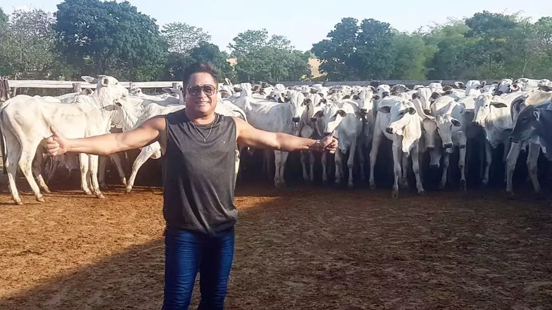 Astro sertanejo tem império rural e coleção de cabeças de gado