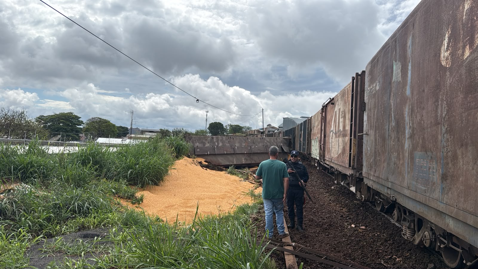 Descarrilamento de trem interdita ruas na região da Vila Nova, em Apucarana
