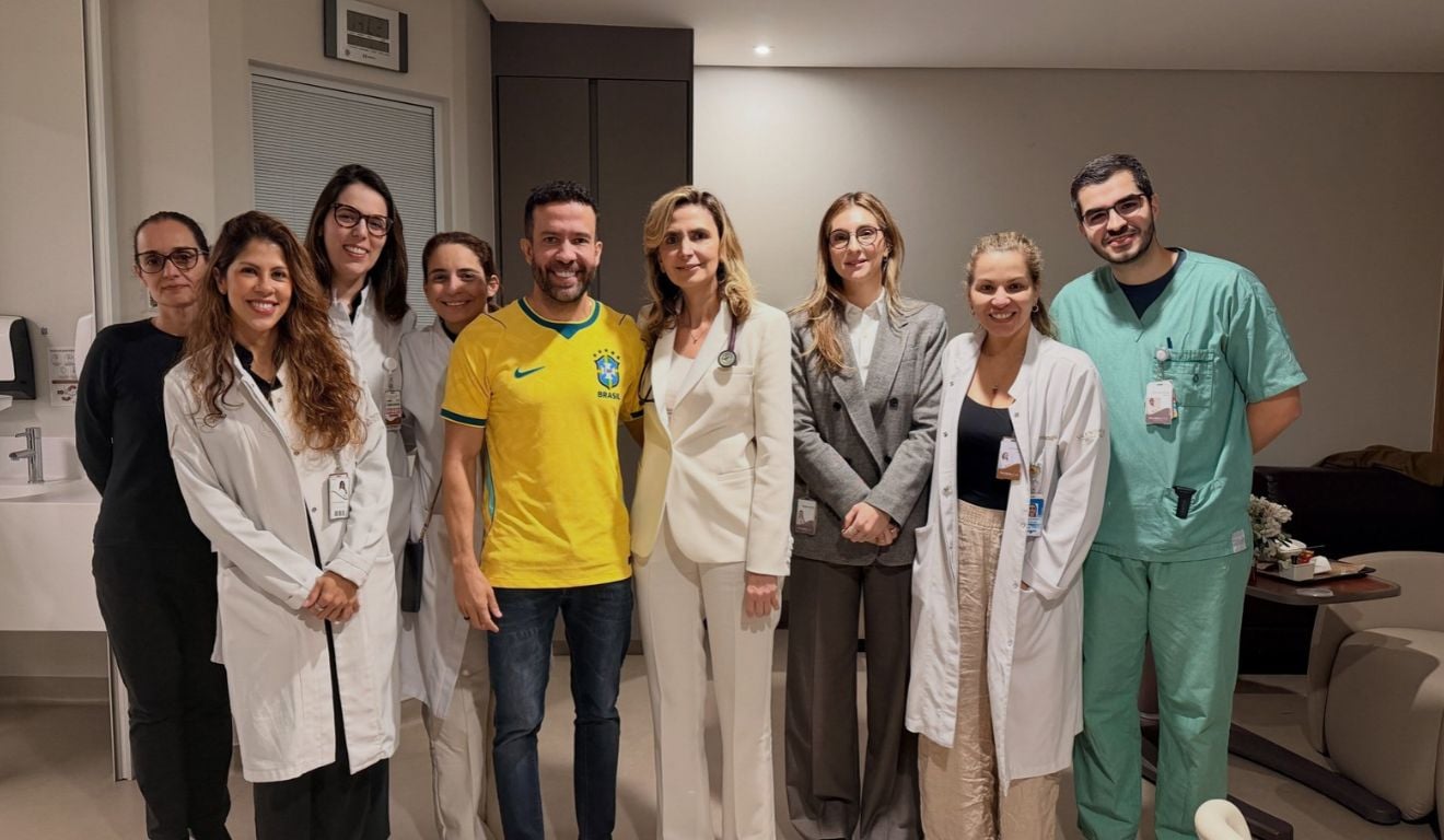 Janones é recebido por apoiadores ao ter alta hospitalar