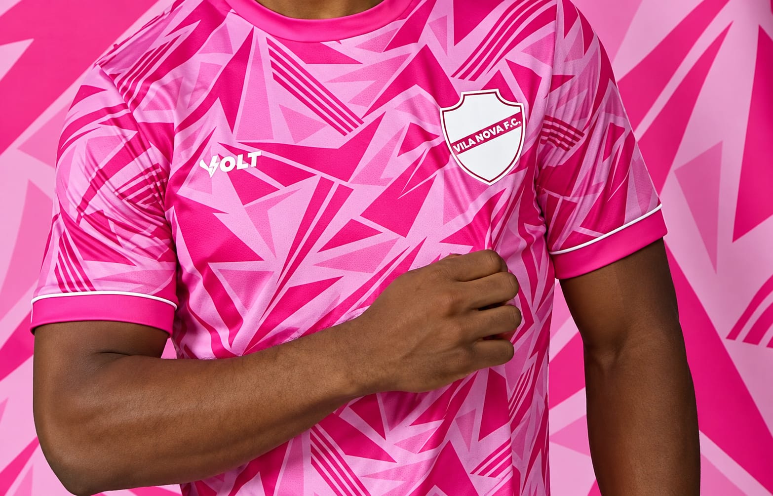 Vila Nova apresenta camisa em apoio ao Outubro Rosa; veja fotos