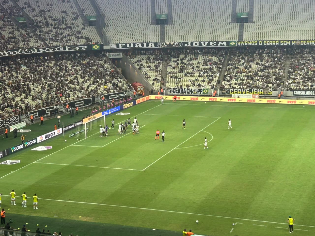 Goiás marca no fim, vence o Ceará e mantém vivo o sonho de acesso à Série A – EG
