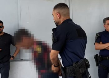 Homem invade escola e faz gestor refém com faca em Senador Canedo; vídeo