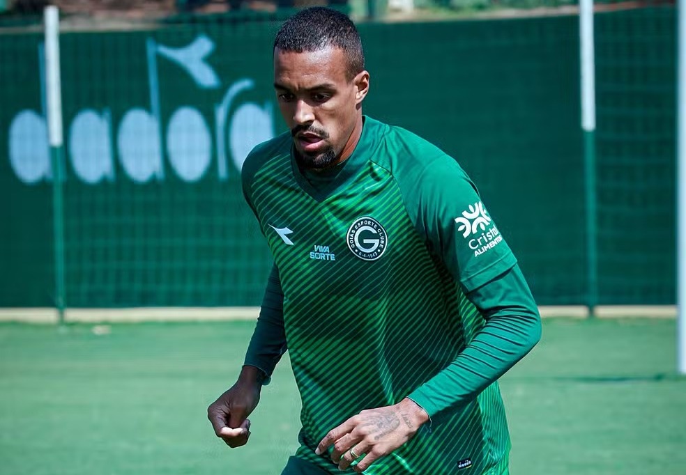 STJD pune zagueiro do Goiás com dois jogos de suspensão