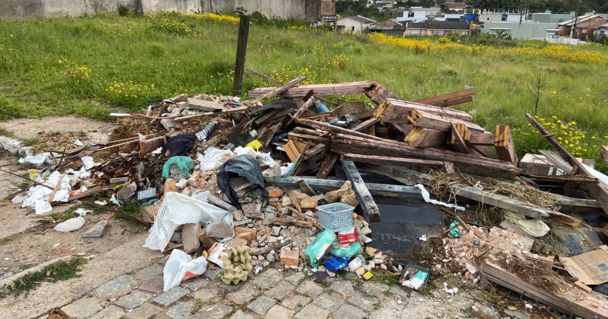 Terreno é usado como lugar de descarte irregular de lixo no bairro Vila Nova