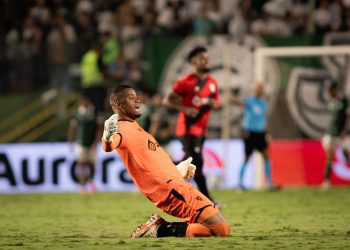 Após vitória, presidente e goleiro do Atlético-GO discutem: “Doido varrido”
