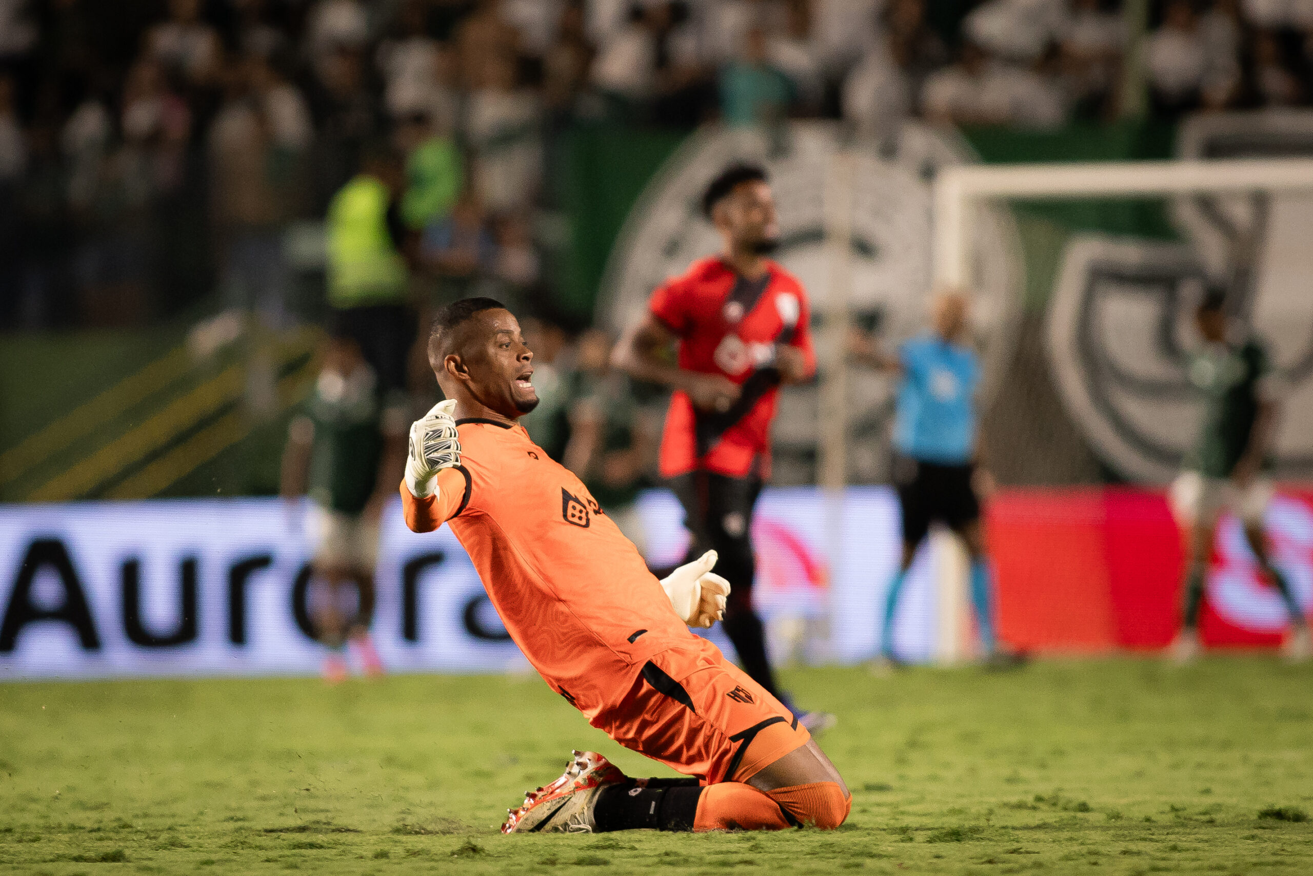 Após vitória, presidente e goleiro do Atlético-GO discutem: “Doido varrido”