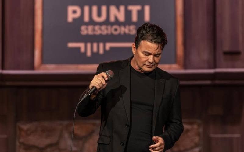 Renner chora ao homenagear Rick em primeira gravação solo