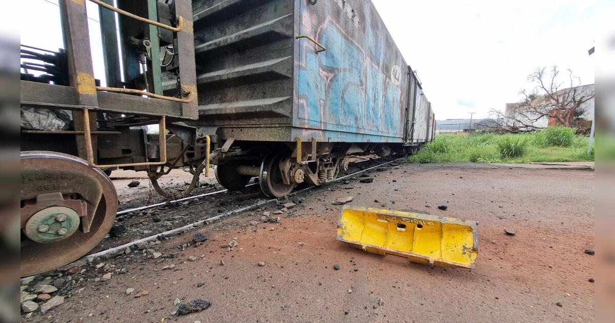 Trem descarrila e interdita cruzamentos na região da Vila Nova, em Apucarana