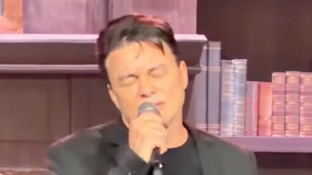 Renner se emociona ao gravar pela primeira vez sem Rick