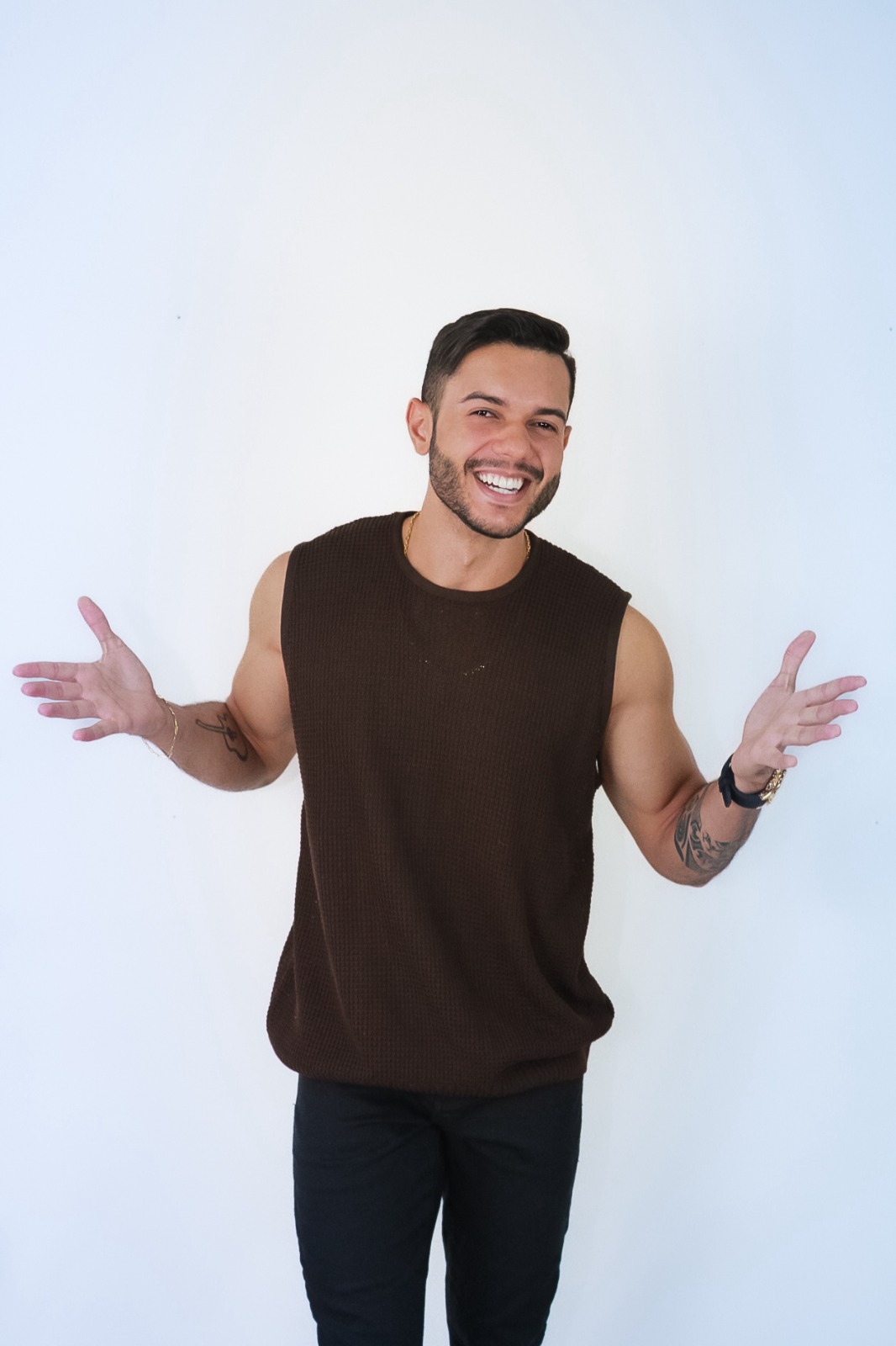 Íkaro Mendes leva o arrocha para o mundo com releituras de sucessos internacionais