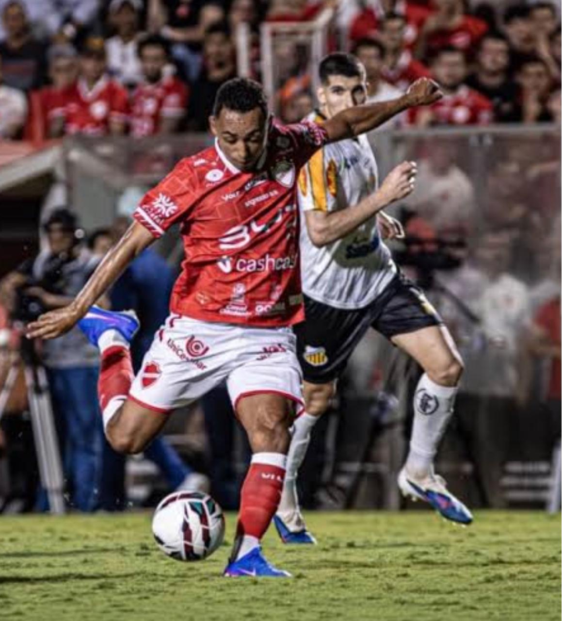 Empate com gosto de derrota, mas Vila continua na liderança