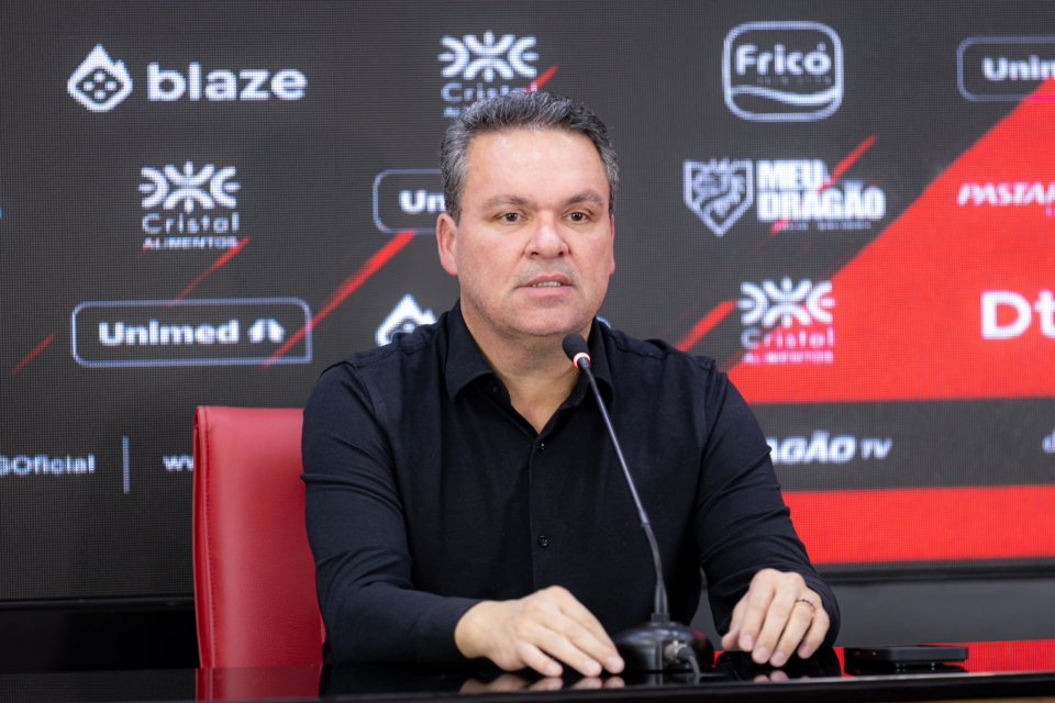 Adson quita atrasos no Atlético e cobra elenco pelo acesso