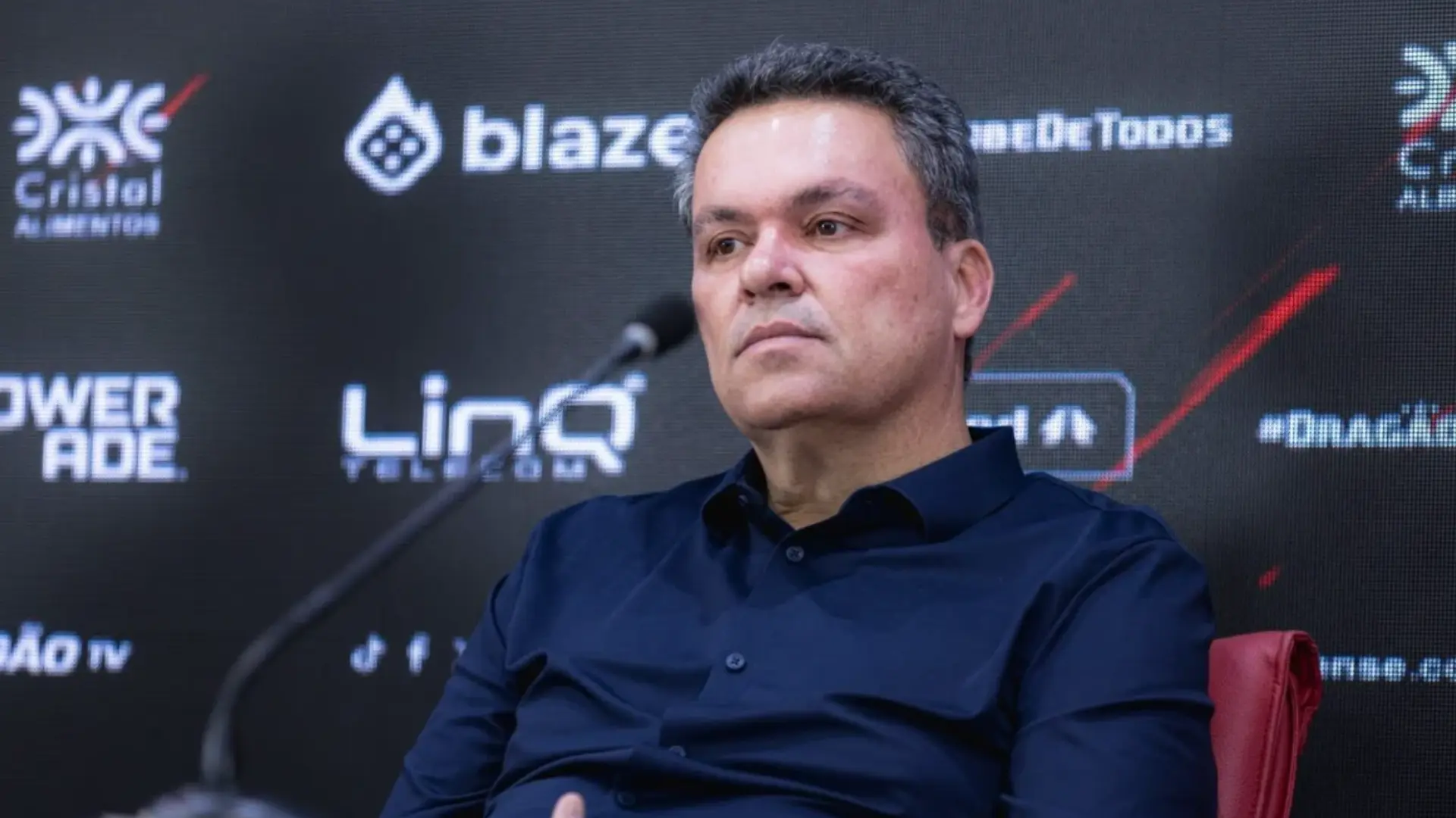 Adson Batista rasga elogios ao Vila e se solidariza com o Goiás