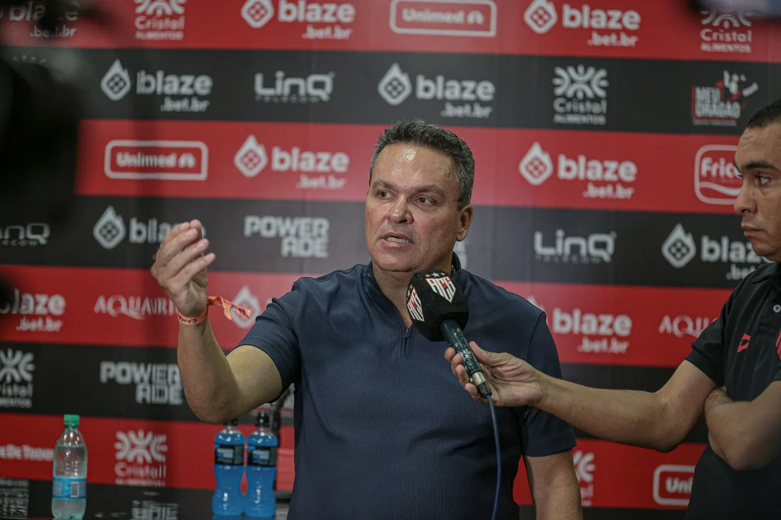 Adson Batista admite cenário difícil e adia escolha de novo técnico no Atlético-GO: “Não posso errar”