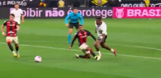 Foi pênalti para o Corinthians contra o Vitória? Ex-árbitros são unânimes