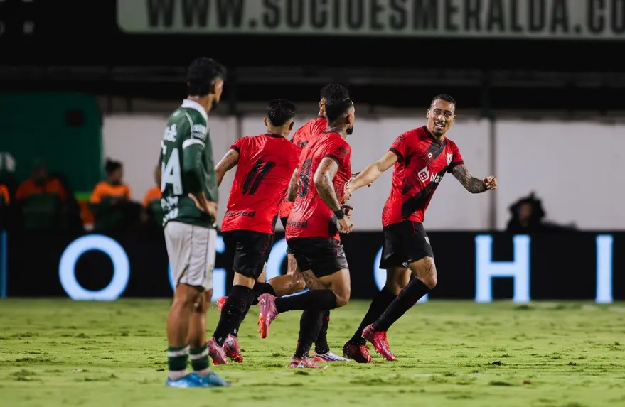 Atlético-GO vence clássico na Serrinha e entra na zona dos playoffs; Goiás segue em 11º na Série B