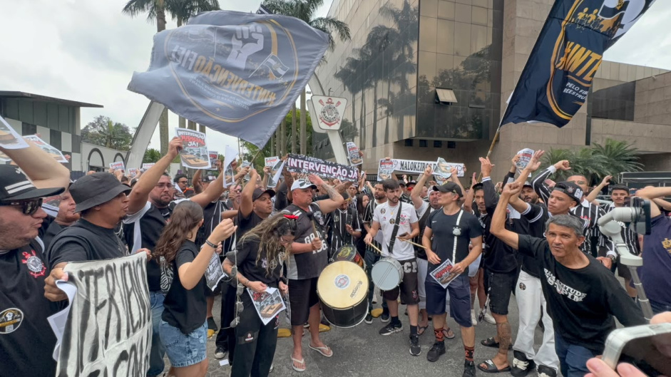 Torcedores do Corinthians realizam manifestação no Parque São Jorge por intervenção judicial – Meu Timão
