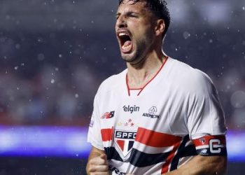 Calleri decide, São Paulo bate Vitória na volta de Lucas e respira