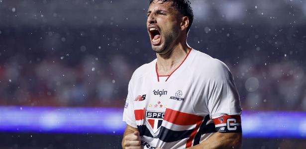 Calleri decide, São Paulo bate Vitória na volta de Lucas e respira