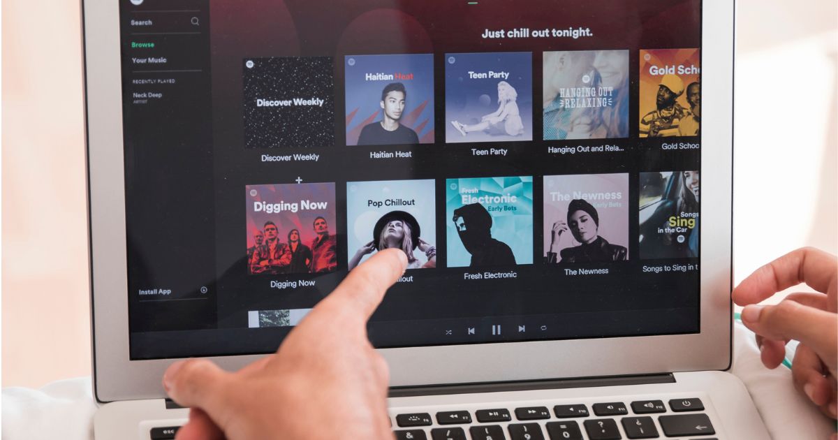 Spotify endurece regras contra spam e retira faixas de IA