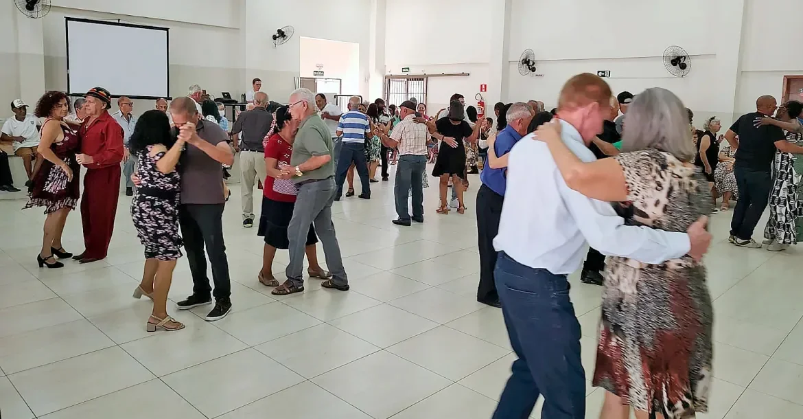 Baile dos anos 60 promete tarde de música e dança no CCI Oeste de Lond — Jornal União