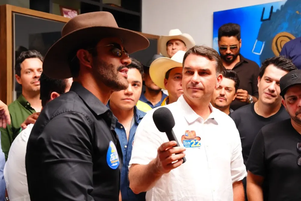 Gusttavo Lima reafirma apoio a Flávio Bolsonaro e pede manutenção de programas sociais