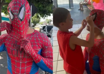 Pai vira Homem-Aranha para filho autista em Senador Canedo