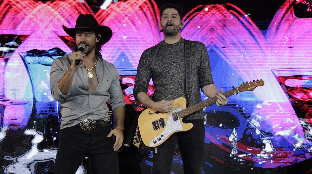 Munhoz & Mariano lotam espaço de eventos e agitam festa dos 99 anos de Tarumã