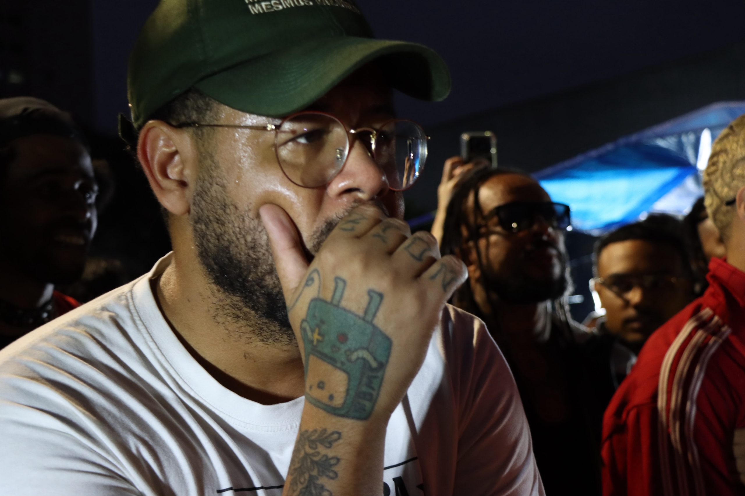 ‘O lado do rap nunca é o do opressor’, diz Emicida em ato pela democracia na periferia de São Paulo