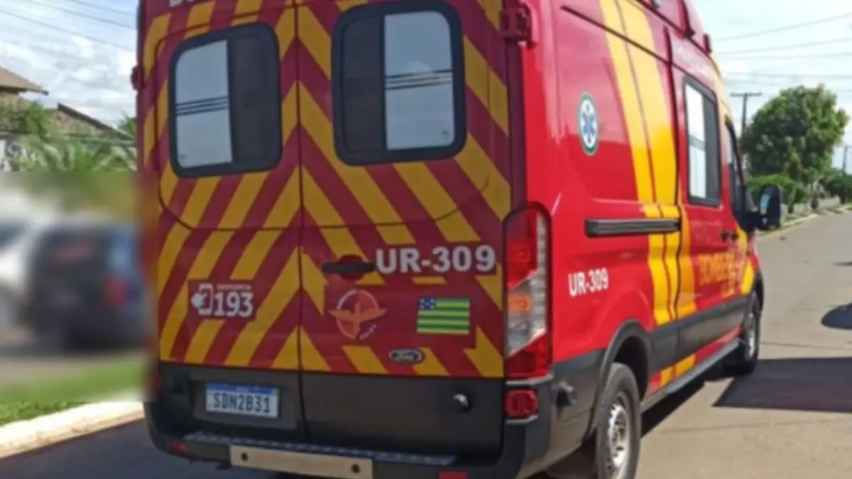 menino morre ao ser esquecido no carro fechado
