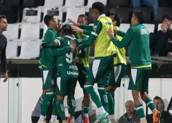 Goiás vence o Operário-PR e se aproxima do G-6 da Série B