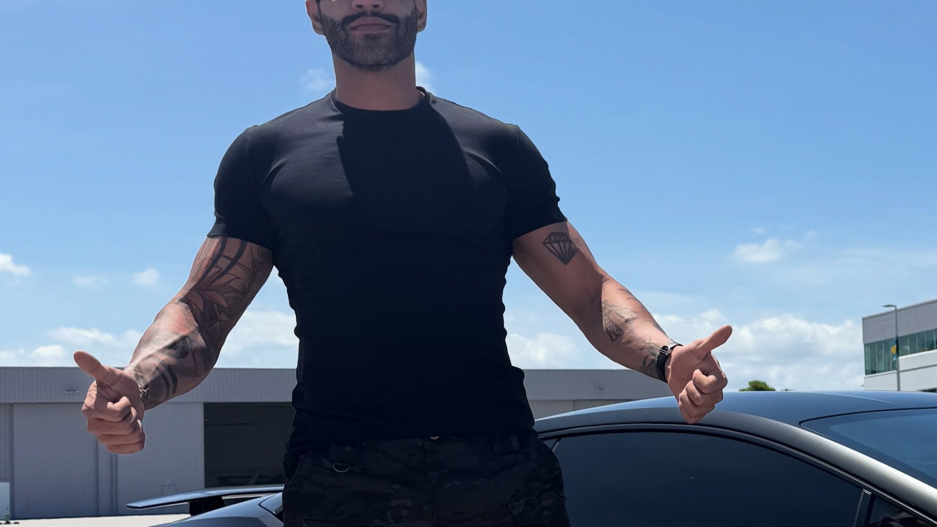 Aos 37 anos, cantor sertanejo é dono de coleção milionária de carros