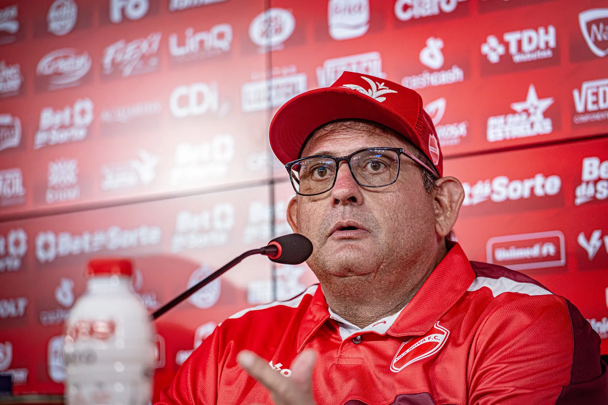 Guto Ferreira blinda Hayner após derrota do Vila Nova