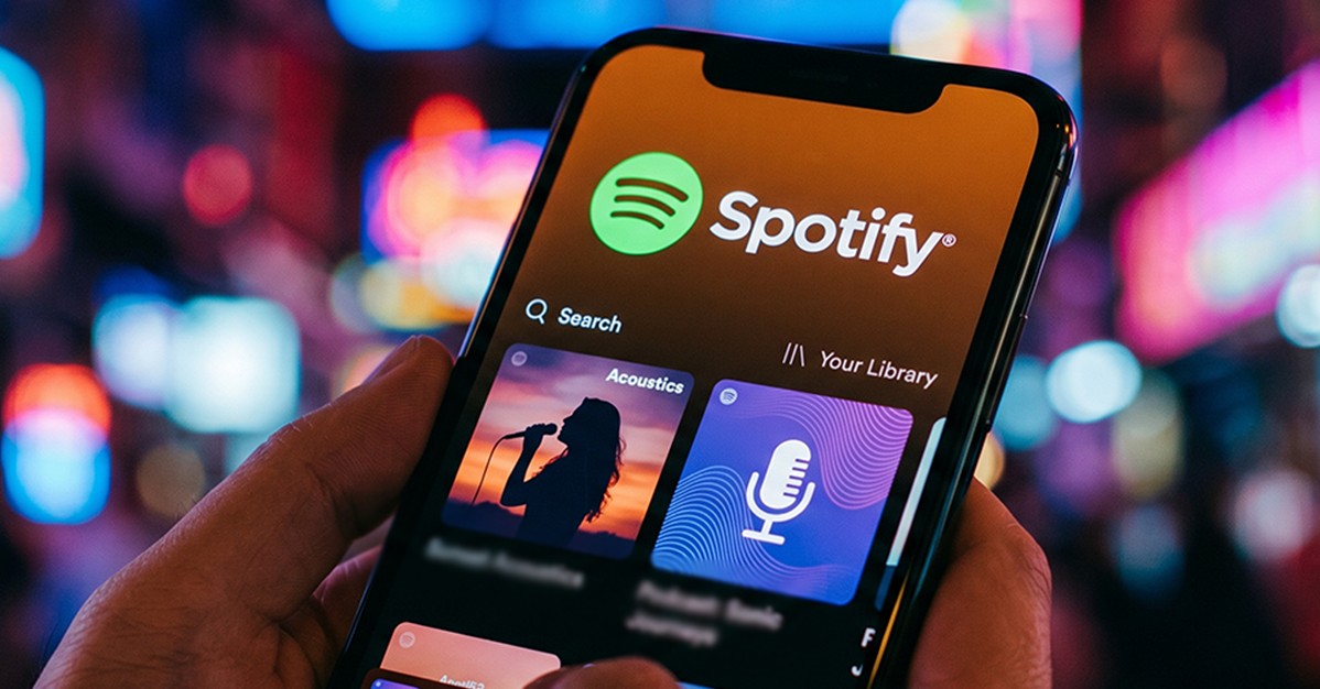Justiça manda Spotify remover playlists e músicas que exaltam massacre
