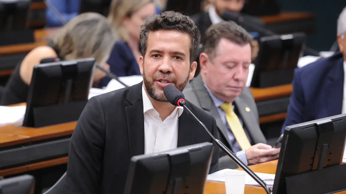 André Janones é internado em UTI após arritmia cardíaca