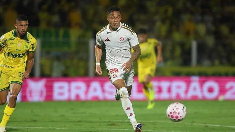 Mirassol aproveita jogador a mais, vence e mantém o Internacional no Z4