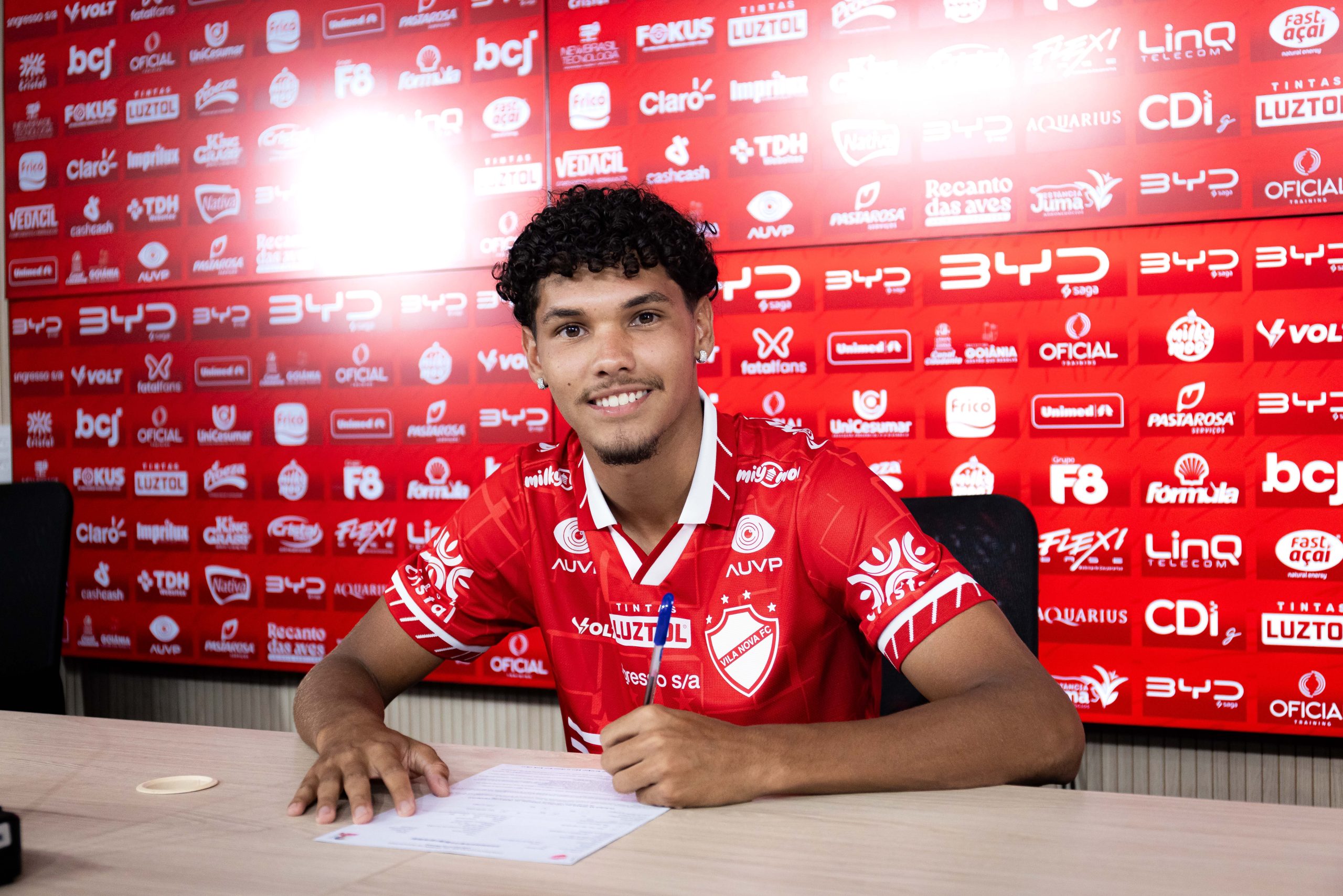 João Carvalho assina contrato profissional com o Vila Nova até 2029