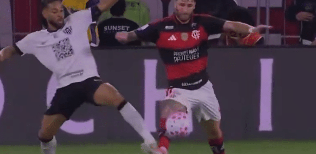 Foi pênalti para o Flamengo contra o Atlético-MG? Ex-árbitros divergem